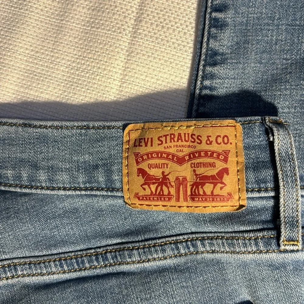 Levi’s Women’s 311 Shaping  Skinny Jeans Size 29